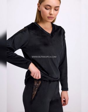 Alternative view of Uzun Kollu, Kadife Dokulu, Dantel Detaylı, Tişört ve Pantolon Pijama Takımı Siyah