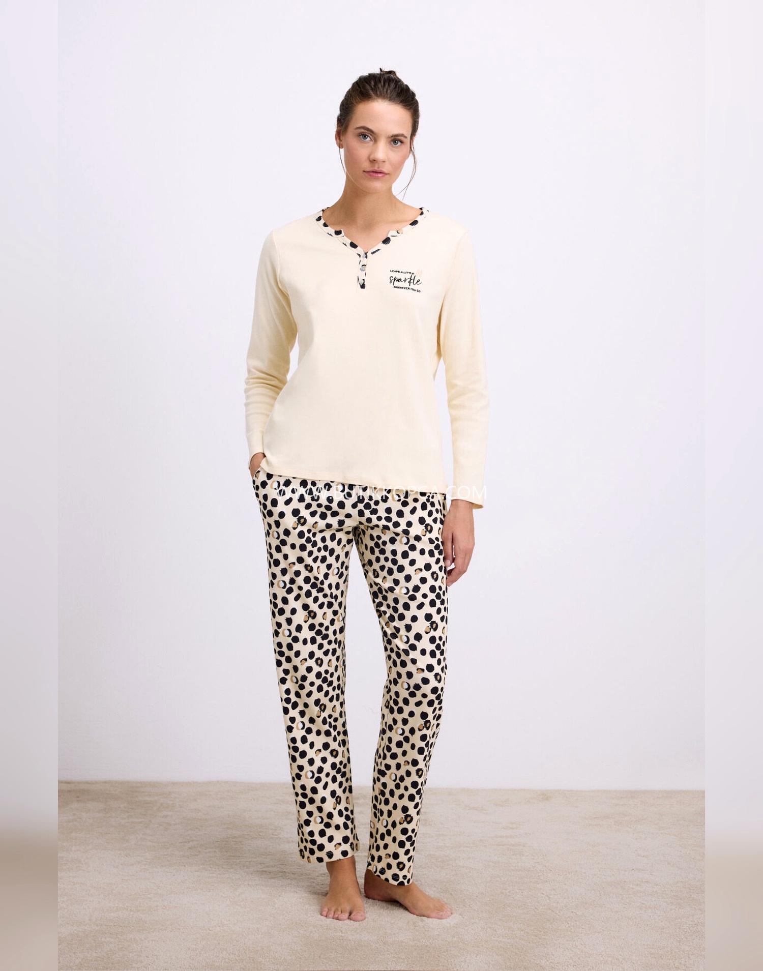 Uzun Kollu T-Shirt ve Pantolon Pijama Takımı – %100 Pamuk, Leopar Desen Detaylı Krem