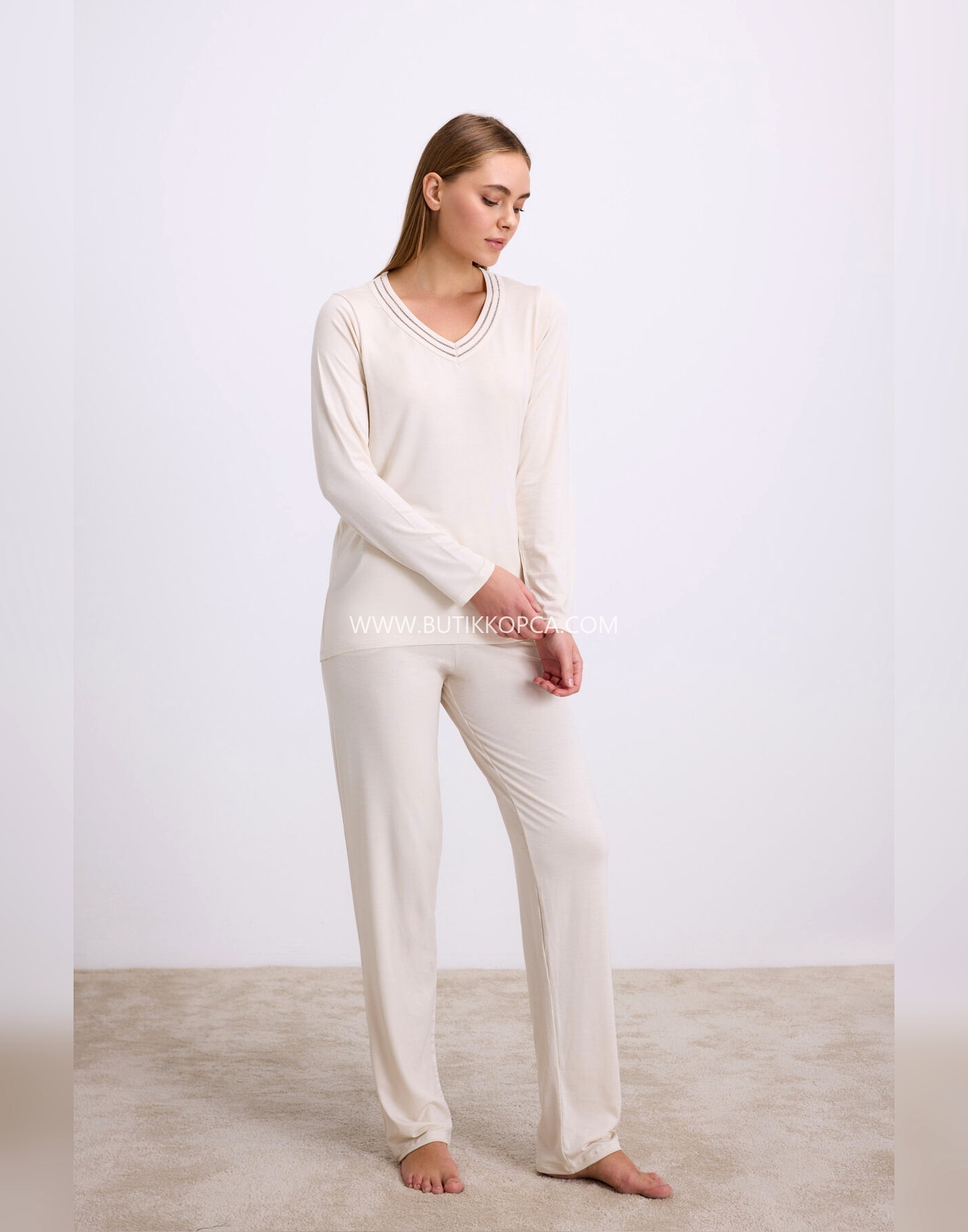 Uzun Kollu Pijama Takımı Şık V Yaka ve Minimal Tasarım Fil Dişi