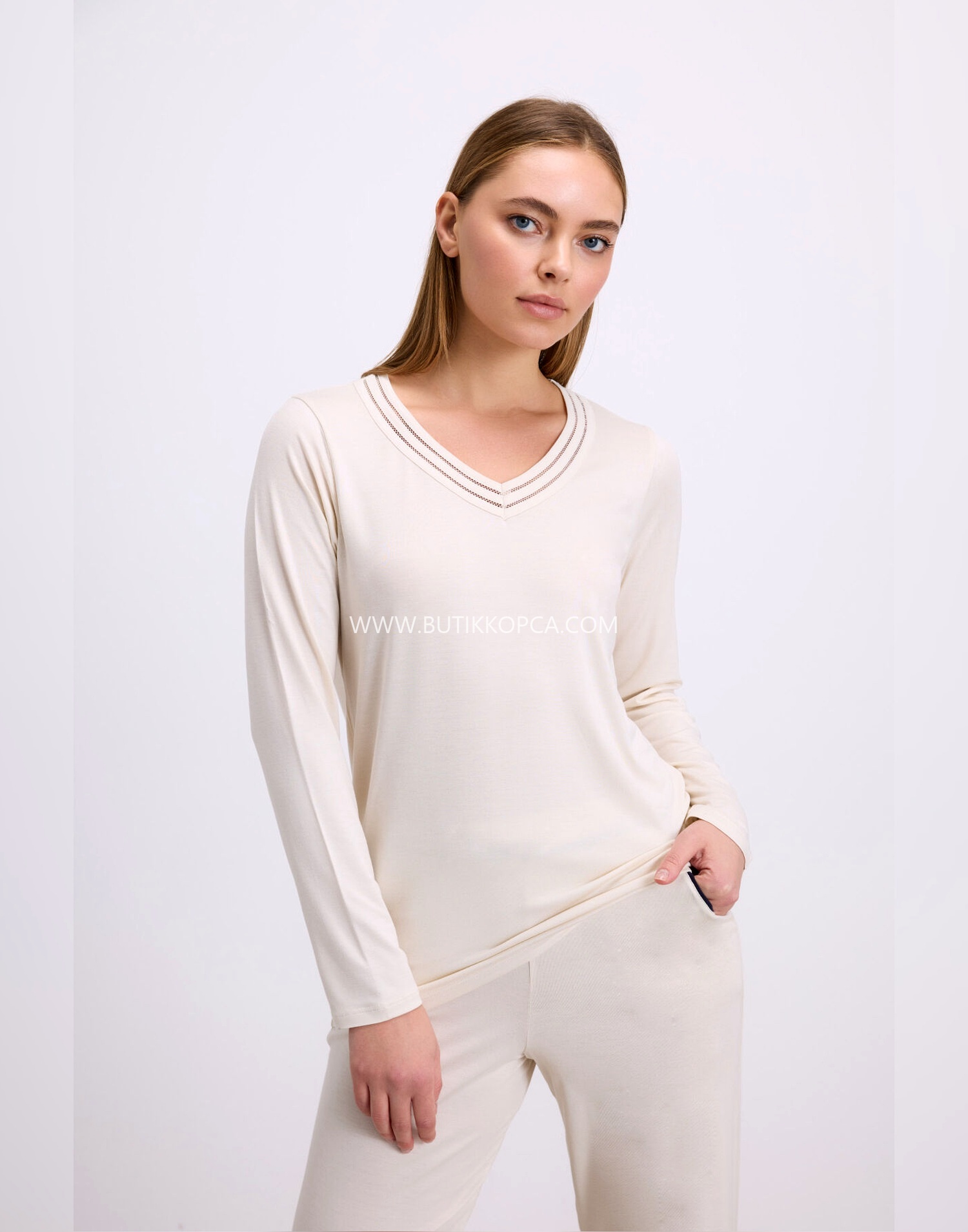Uzun Kollu Pijama Takımı Şık V Yaka ve Minimal Tasarım Fil Dişi - Görsel 2