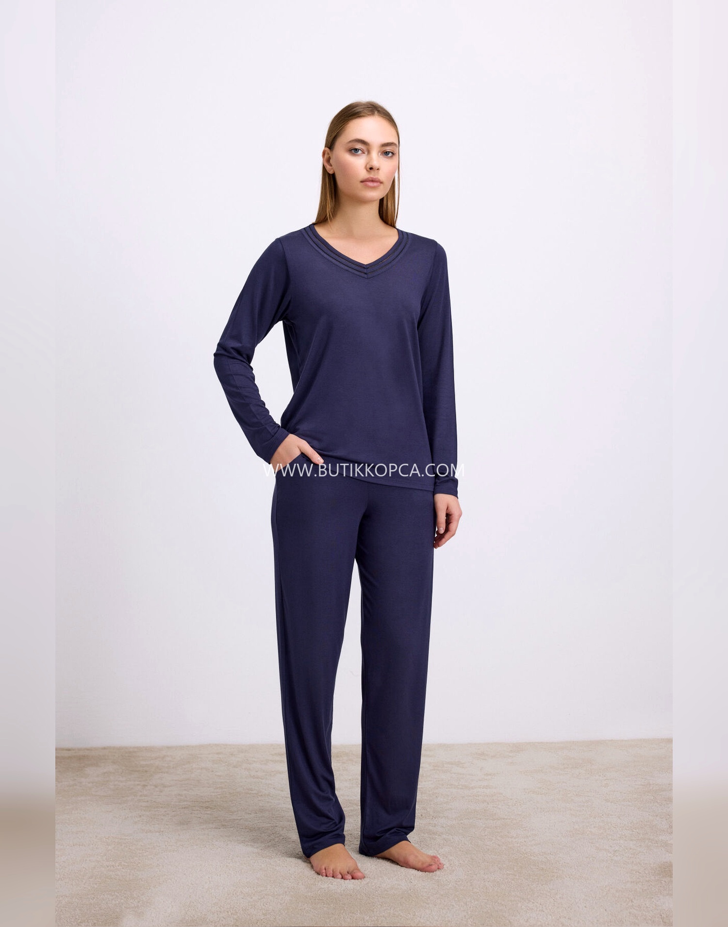 Uzun Kollu Pijama Takımı Şık V Yaka ve Minimal Tasarım Lacivert