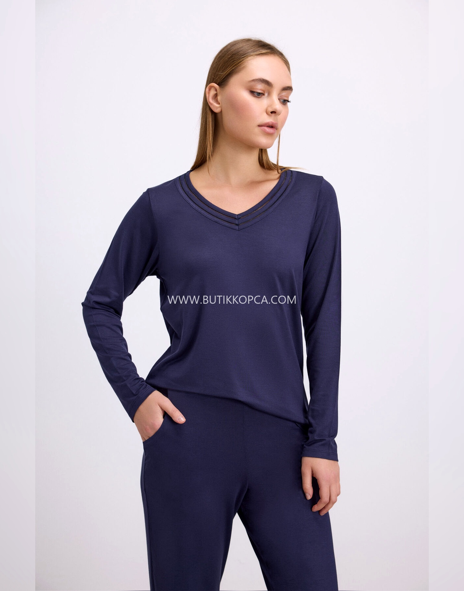 Uzun Kollu Pijama Takımı Şık V Yaka ve Minimal Tasarım Lacivert - Görsel 2