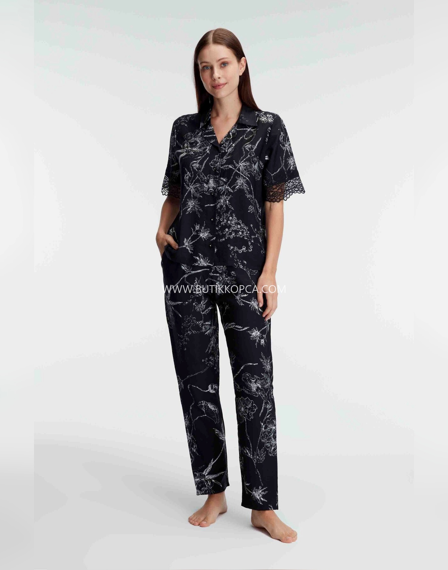 Kadife Yarım Kollu V Yaka Viskon Çiçek Desenli Yazlık Dokuma Dantel Detaylı Pijama Takımı Siyah