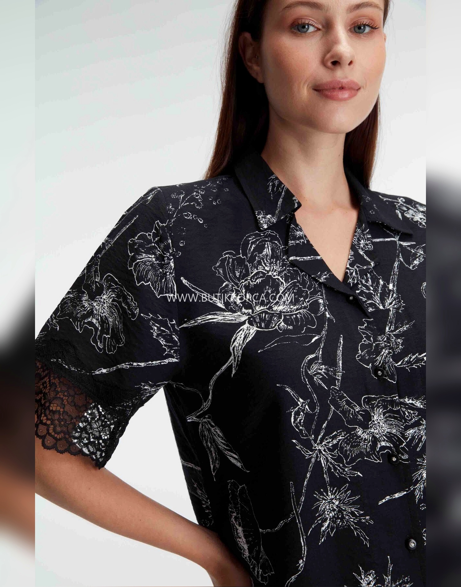 Kadife Yarım Kollu V Yaka Viskon Çiçek Desenli Yazlık Dokuma Dantel Detaylı Pijama Takımı Siyah - Görsel 2